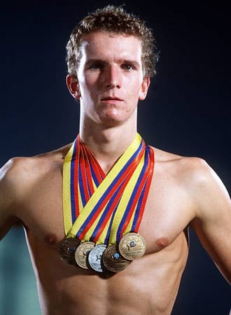 Michael Groß war der Schwimmstar der 80er Jahre. Bei den Olympischen Spielen 1984 in Los Angeles sicherte er sich jeweils zweimal Gold (200 Meter Freistil und 100 Meter Schmetterling) und Silber (200 Meter Schmetterling und 4x100 Meter Freistil). 1988 kamen in Soul eine weitere Gold- und Silbermedaille hinzu. Bei Schwimmweltmeisterschaften hamsterte er im Laufe seiner Karriere fünf Goldmedaillen und dreizehn Goldene bei Europameisterschaften.
