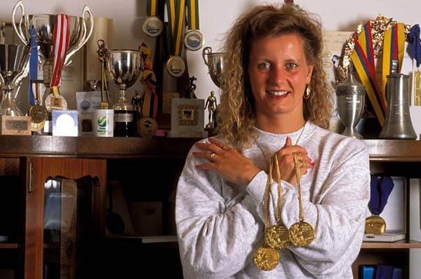 Kornelia Grummt-Ender war in den 70er Jahren für die DDR erfolgreich. Sie sicherte sich 1976 in Montreal vier Goldmedaillen. Grummt-Ender war die erste Frau, der bei ein und denselben Olympischen Spielen vier Siege gelangen. Auf dem Bild posiert Grummt-Ender kurz nach der Wiedervereinigung vor ihren Pokalen.