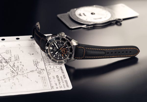 Bereits 2011 vorgestellt wurde der Einsatzzeitmesser EZM 10 von Sinn. Der Fliegerchronograph ist prall gefüllt mit den wichtigsten technischen Raffinessen aus dem Hause Sinn. Mit Lederarmband ist die EZM 10 ab 3950 Euro zu haben. Die Variante mit Massivarmband kostet 4250 Euro. Wer den Saphirkristallboden will, zahlt noch einmal 100 Euro Aufpreis. Bereits 2011 vorgestellt wurde der Einsatzzeitmesser EZM 10 von Sinn. Der Fliegerchronograph ist prall gefüllt mit den wichtigsten technischen Raffinessen aus dem Hause Sinn. Mit Lederarmband ist die EZM 10 ab 3950 Euro zu haben. Die Variante mit Massivarmband kostet 4250 Euro. Wer den Saphirkristallboden will, zahlt noch einmal 100 Euro Aufpreis.