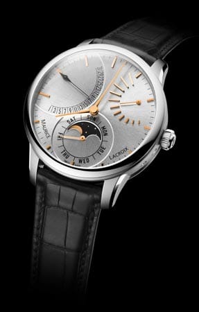 Die neue Masterpiece Lune Rétrograde von Maurice Lacroix mit Lederarmband ist 2012 auch mit schiefergrauem Zifferblatt und in zweifarbiger Silber-/Gold-Version erhältlich. Die Uhr kommt im klassischen Design mit großem Zifferblatt und Krokolederarmband in Schwarz oder Marineblau. Die neue Masterpiece Lune Rétrograde von Maurice Lacroix mit Lederarmband ist 2012 auch mit schiefergrauem Zifferblatt und in zweifarbiger Silber-/Gold-Version erhältlich. Die Uhr kommt im klassischen Design mit großem Zifferblatt und Krokolederarmband in Schwarz oder Marineblau.