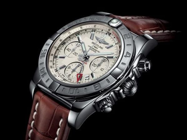 Breitling legt den Reisechronografen Chronomat 44 GMT 2012 in einem an alle Handgelenke passenden Format auf. Für Liebhaber unkonventioneller Designs lassen die einzigartige Verbindung von Leistungsstärke und Eleganz, die Drehlünette mit exklusiven eingravierten Ziffern und die aufwändigen Finissierungen keine Wünsche offen.