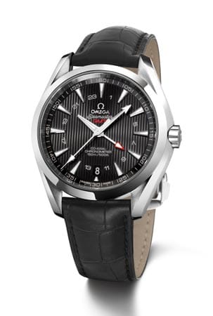 Im 43-mm-Gehäuse der Seamaster Aqua Terra GMT von OMEGA arbeitet 2012 erstmals das Kaliber 8605/8615. Typisch für die Aqua Terra Kollektion ist das Teak-Muster auf dem Zifferblatt. Dank des zusätzlichen Zeigers mit roter Spitze kann eine zweite Zeitzone (GMT-Funktion) abgelesen werden. Im 43-mm-Gehäuse der Seamaster Aqua Terra GMT von OMEGA arbeitet 2012 erstmals das Kaliber 8605/8615. Typisch für die Aqua Terra Kollektion ist das Teak-Muster auf dem Zifferblatt. Dank des zusätzlichen Zeigers mit roter Spitze kann eine zweite Zeitzone (GMT-Funktion) abgelesen werden.