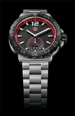 TAG Heuer präsentiert 2012 insgesamt 18 überarbeitete Ausführungen der Erfolgsserie Formula 1. Darunter diese Sportuhr mit schwarzer Lünette, rot hinterlegter Minuterie und Datumsanzeige auf sechs Uhr (Formula 1 Black Bezel With Red Flange). Das robuste 42mm-Gehäuse aus gebürsteten Edelstahl und das eher schlichte und funktionale Design machen diesen Zeitmesser zur perfekten Freizeituhr.