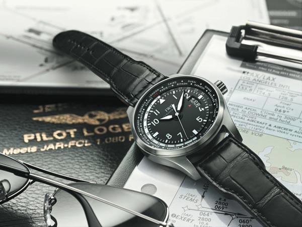 Mit der neuen Fliegeruhr Worldtimer aus der 2012er-Kollektion von IWC Schaffhausen behält man leicht den Überblick über die verschiedenen Zeitzonen. Der Worldtimer kommt mit gebürstetem Edelstahlgehäuse und schwarzem Alligatorlederarmband. Mit der neuen Fliegeruhr Worldtimer aus der 2012er-Kollektion von IWC Schaffhausen behält man leicht den Überblick über die verschiedenen Zeitzonen. Der Worldtimer kommt mit gebürstetem Edelstahlgehäuse und schwarzem Alligatorlederarmband.