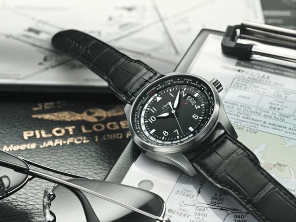 Mit der neuen Fliegeruhr Worldtimer aus der 2012er-Kollektion von IWC Schaffhausen behält man leicht den Überblick über die verschiedenen Zeitzonen. Der Worldtimer kommt mit gebürstetem Edelstahlgehäuse und schwarzem Alligatorlederarmband.