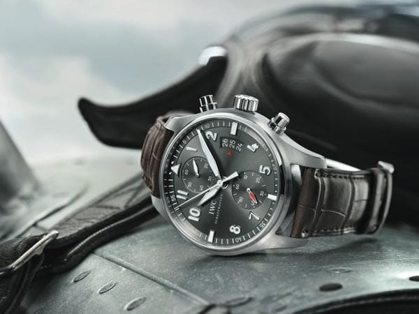 Seit 2006 erfreut sich die Spitfire Chronograph von IWC Schaffhausen wachsender Beliebtheit. 2012 erhält sie mit dem ardoisefarbenen Zifferblatt ein neues Gesicht – und mit dem Manufakturkaliber 89365 einen Antrieb, der es in sich hat. Mit Spitfire erinnert IWC an die ersten Jungfernflüge der gleichnamigen britischen Flieger 1936. Seit 2006 erfreut sich die Spitfire Chronograph von IWC Schaffhausen wachsender Beliebtheit. 2012 erhält sie mit dem ardoisefarbenen Zifferblatt ein neues Gesicht – und mit dem Manufakturkaliber 89365 einen Antrieb, der es in sich hat. Mit Spitfire erinnert IWC an die ersten Jungfernflüge der gleichnamigen britischen Flieger 1936.