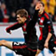 Von Beginn an hat Leverkusens Defensive um Daniel Schwaab Schwerstarbeit gegen Fußballkünstler wie Cesc Fabregas zu verrichten.