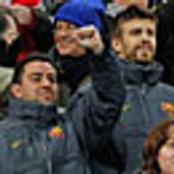 Bei den Katalanen fehlen die angeschlagenen Superstars Xavi (li.) und Pique, die vorsichtshalber geschont werden und im Publikum auf einen standesgemäßen Erfolg ihres Teams hoffen.