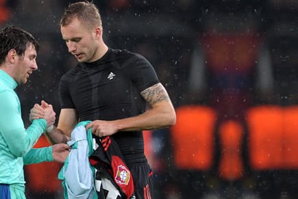 Michal Kadlec (re.) sammelt ein Souvenir, das Trikot von Lionel Messi.