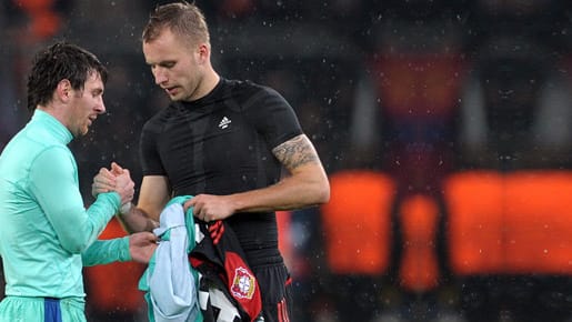 Michal Kadlec (re.) sammelt ein Souvenir, das Trikot von Lionel Messi.