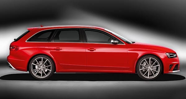 Der RS4 Avant ist 20 Millimeter tiefer gelegt, Fahrdynamiksystem Audi drive select und Sportdifferential sind Serie.