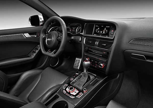 Der Innenraum des RS4 Avant ist in schwarz gehalten.
