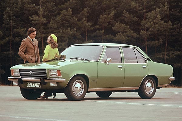 Deutlich kantigere Züge als sein Vorgänger weisen den Opel Rekord D aus. 1972 kam der Opel-Bestseller auf den Markt.
