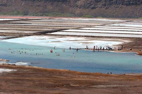 Sal: Bis 1984 wurde auf Boa Vistas Nachbarinsel Salz in einem Vulkankrater abgebaut. Heute baden in der Salzsole Touristen aus aller Welt.