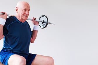 Senioren sollten im Fitnessstudio auf geeignetes Personal achten.