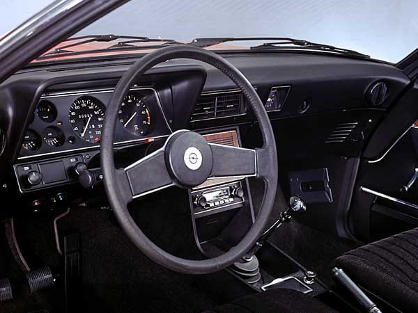 Der in schwarz gehaltene Innenraum der Sportversion Commodore GS/E.