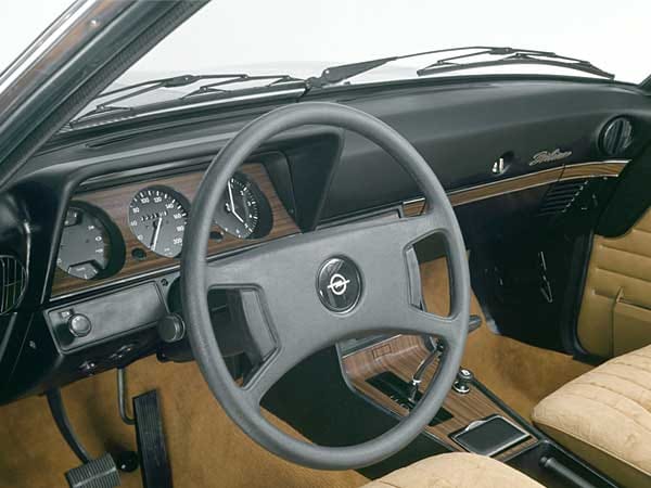 Blick in das Cockpit eines Opel Rekord D "Berlina".