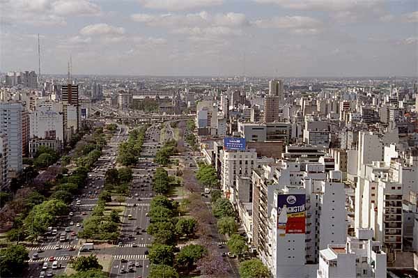 Sie heißt Avenida 9 de Julio und ist eine der Hauptverkehrsadern von Buenos Aires, der Hauptstadt Argentiniens.