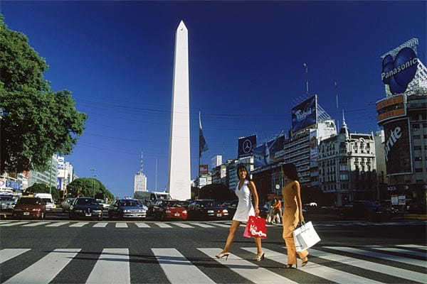 Der Obelisk gehört zu den Wahrzeichen der Stadt, ebenso wie die breiteste Straße der Welt.
