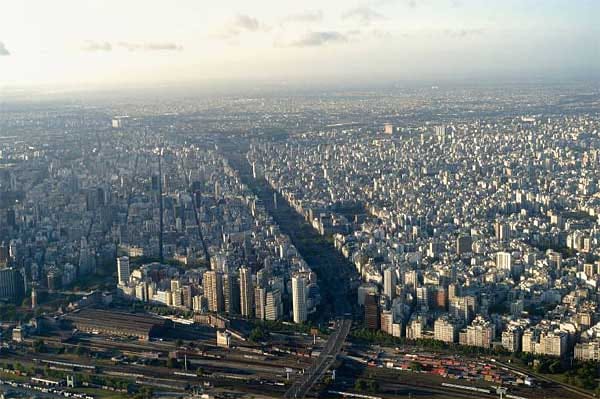 Für den Bau der Straße soll eine komplette Reihe von Häuserblocks der Stadt abgerissen worden sein, daher entspricht die Gesamtbreite aller Fahrspuren zusammen der eines für Buenos Aires typischen Häuserblocks zuzüglich der ihn umgebenden Straßen.