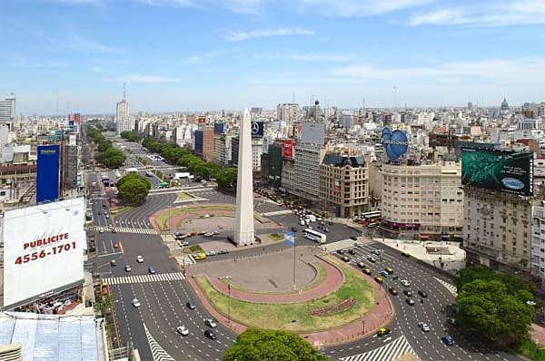 Auf ihr befinden sich sowohl schicke Läden und exklusive Hotels als auch heruntergekommene Gebäude und Straßenprostitution. Wer die Straße entlangläuft, entdeckt vermutlich auch den 67 Meter hohen Obelisken der Stadt, der die Plaza de la República ziert.