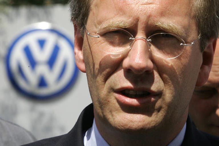 Weiter geht's: Als VW-Aufsichtsrat soll sich Wulff vom VW-Konzern einen Skoda zu "Aufsichtsratskonditionen" geleast haben - ein Gesetzesverstoß.