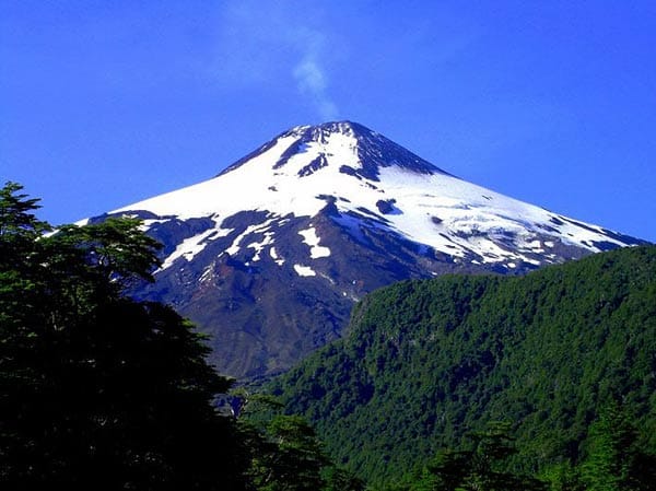 Beim Bungee-Jumping in den chilenischen Vulkan Villarica geht es mit einem Helikopter auf über 3000 Meter. Hier werden die Türen geöffnet, kurz Luft geholt und dann geht es ab in Richtung der brodelnden Lavamasse.