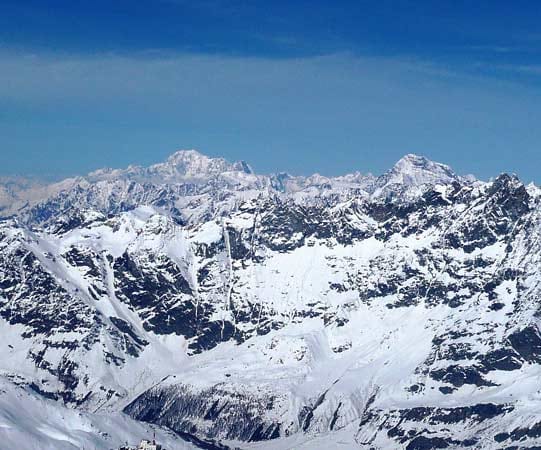 Eisige Temperaturen, wenig Sauerstoff und stechender Wind mit Geschwindigkeiten bis zu 95 Stundenkilometer - Touren am Mount Blanc, dem höchsten Gipfel der Alpen, bringen selbst Profi-Bergsteiger an ihre Grenzen.