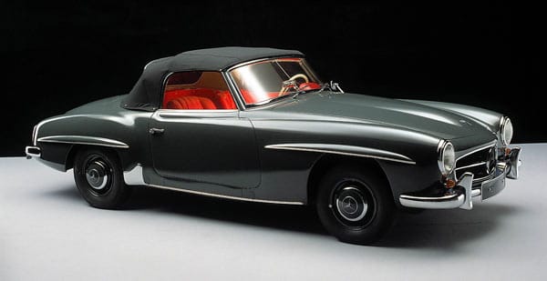 Im Jahr 1955 brachte Mercedes nach kurzer Entwicklungszeit den Mercedes 190 SL auf den Markt. Als Vorlage diente ein Rennsport-Coupé.