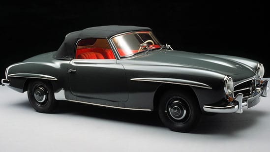 Im Jahr 1955 brachte Mercedes nach kurzer Entwicklungszeit den Mercedes 190 SL auf den Markt. Als Vorlage diente ein Rennsport-Coupé.