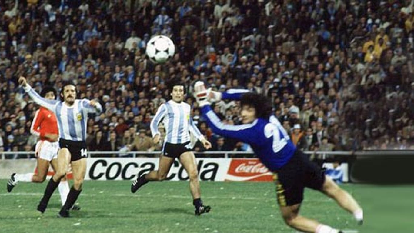 Der Argentinier Leopoldo Luque versucht, Perus Ramon Quiroga zu überwinden.