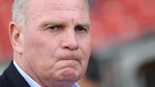 Bayern-Präsident Uli Hoeneß ist mit den Entscheidungen der Schiedsrichter gegen den Rekordmeister unzufrieden. Bayern-Präsident Uli Hoeneß ist mit den Entscheidungen der Schiedsrichter gegen den Rekordmeister unzufrieden.