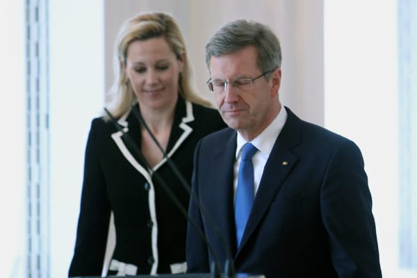 Bundespräsident Christian Wulff tritt am 17. Februar 2012 von seinem Amt zurück. Zuvor hatte die Staatsanwaltschaft Hannover einen Antrag auf Aufhebung der Immunität Wulffs gestellt, um gegen ihn ermitteln zu können. Klicken Sie sich durch die Chronologie ...