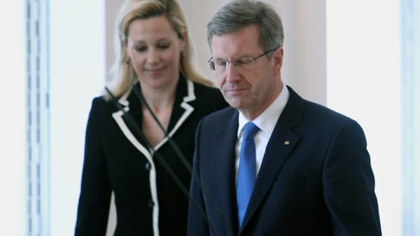 Bundespräsident Christian Wulff tritt am 17. Februar 2012 von seinem Amt zurück. Zuvor hatte die Staatsanwaltschaft Hannover einen Antrag auf Aufhebung der Immunität Wulffs gestellt, um gegen ihn ermitteln zu können. Klicken Sie sich durch die Chronologie ...