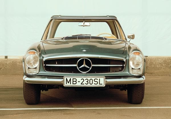 Der Mercedes 230 SL ging ab 1963 in die Produktion und erhielt den Spitznamen "Pagode". Auf Wunsch konnte nämlich ein zusätzliches, nach innen gewölbtes Hardtop bestellt werden.
