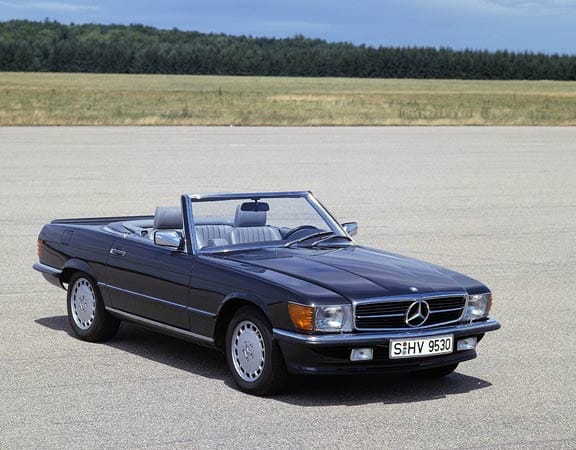Mercedes präsentiert 1971 mit dem R 107 den ersten Nachfolger der "Pagoden"-Modelle. Die Baureihe war äußerst erfolgreich und hielt sich bis 1989.