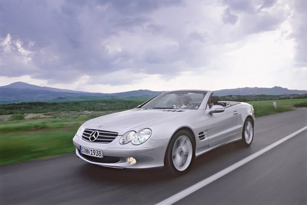 Ab 2001 erhielt die Roadster-Baureihe mit dem Mercedes R 230 ein stark verändertes Karosseriedesign. Zehn Jahre später wurde 2011 die Produktion eingestellt.