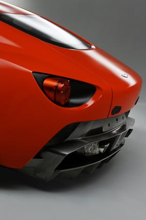 ...zitieren die runden Leuchten den Klassiker DB4 GT Zagato, mit dem 1960 die Zusammenarbeit zwischen Aston Martin und Zagato begann.