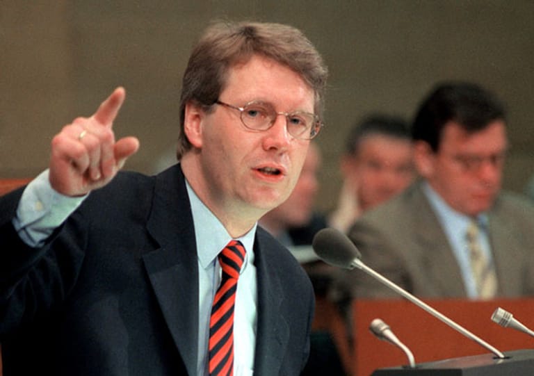 1998 tritt Wulff ein zweites Mal als Spitzenkandidat der CDU gegen den amtierenden Ministerpräsidenten Gerhard Schröder an. Auch dieser Versuch scheitert.