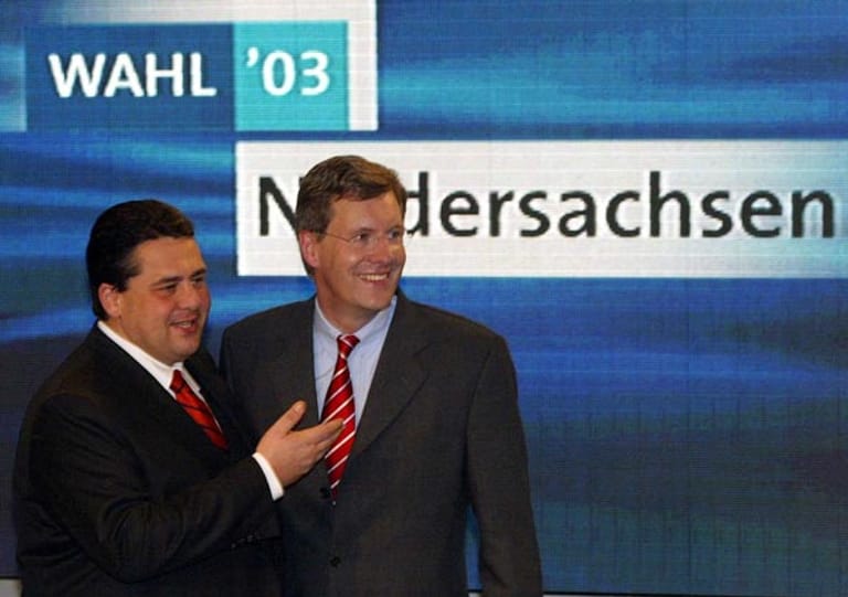 Beim dritten Anlauf klappt's: Christian Wulff kann sich bei den Wahlen zum Niedersächsischen Landtag gegen Amtsinhaber Sigmar Gabriel behaupten. Die CDU legt gegenüber 1998 um über 12 Prozent zu.