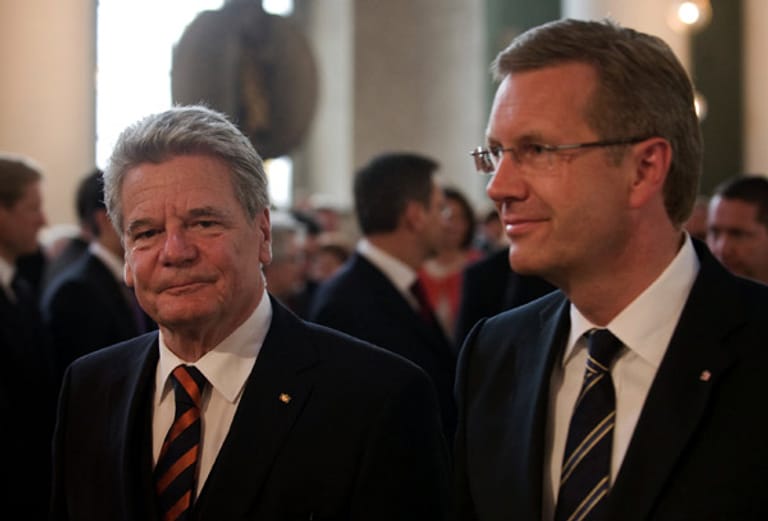 Stattdessen präsentiert die Kanzlerin 2010 Christian Wulff als gemeinsamen Kandidaten von Union und FDP für das Amt des Bundespräsidenten. Zuvor war Horst Köhler zurückgetreten. Joachim Gauck ist Kandidat von SPD und Grünen.