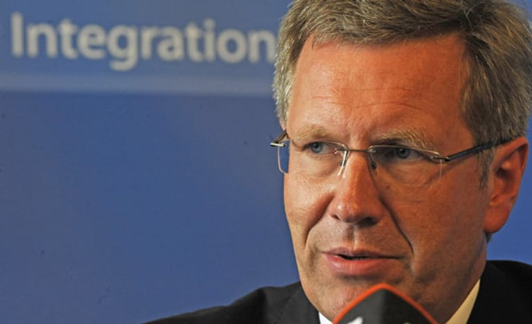 Ein weiteres Mal eckt der Bundespräsident vor allem in Unionskreisen an, als er in der Rede zum zwanzigsten Jahrestag der Deutschen Einheit den Islam als ein "Teil Deutschlands" bezeichnet.