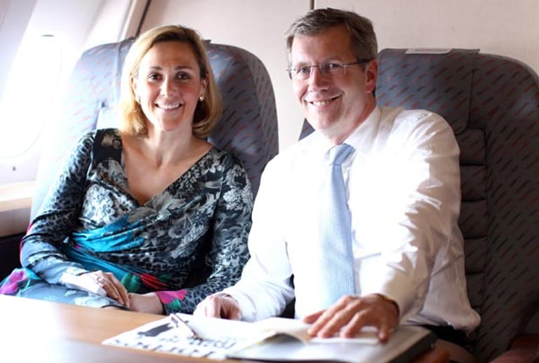 An seiner Seite: Bettina Wulff. Das Paar heiratete 2008. Im selben Jahr kommt ein gemeinsamer Sohn zur Welt. Für den Katholiken Wulff ist es die zweite Ehe.
