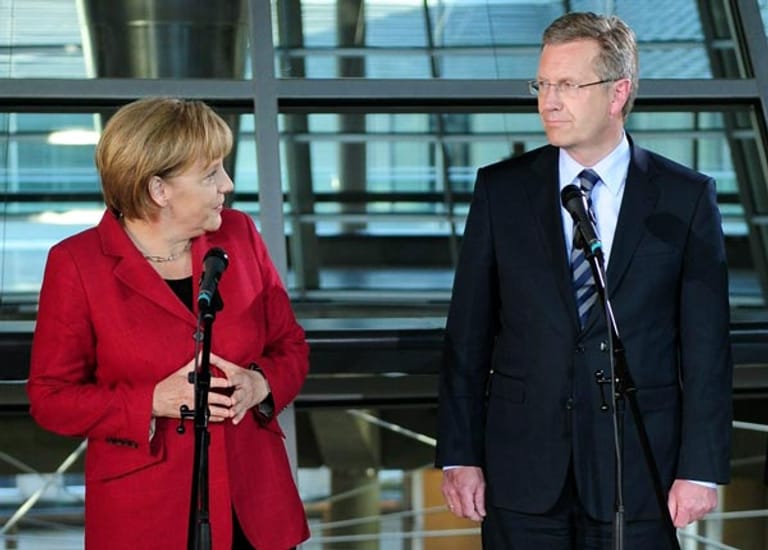 Lange Zeit werden Wulff Ambitionen auf das Amt des Bundeskanzlers nachgesagt. Dem Magazin "Stern" sagt er dagegen in einem Interview, für das Kanzleramt fehle ihm der "unbedingte Wille zur Macht und die Bereitschaft, dem alles unterzuordnen".