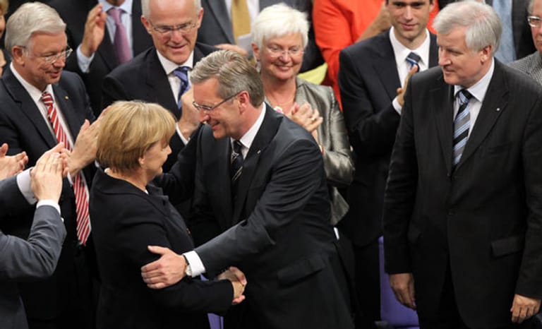 Am 30. Juni 2010 wählt die Bundesversammlung Christian Wulff zum zehnten Bundespräsidenten der Bundesrepublik Deutschland.
