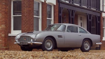 Zum 50-Jahre-Jubiläum der Agenten-Reihe fährt James Bond den Dienstwagen aus einem der ersten 007-Streifen: den Aston Martin DB5.