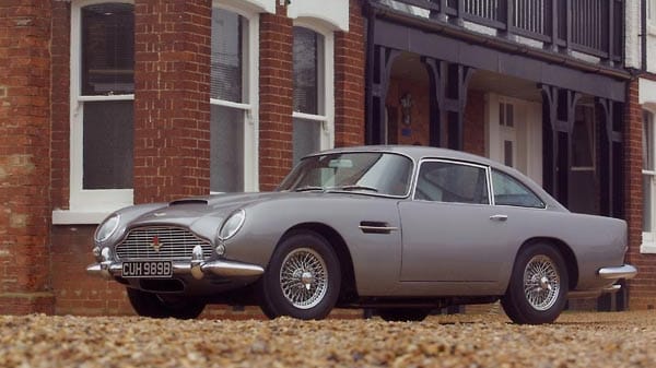 Zum 50-Jahre-Jubiläum der Agenten-Reihe fährt James Bond den Dienstwagen aus einem der ersten 007-Streifen: den Aston Martin DB5.