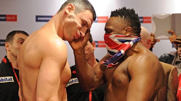 Dereck Chisora (re.) ohrfeigt Weltmeister Vitali Klitschko beim Wiegen.