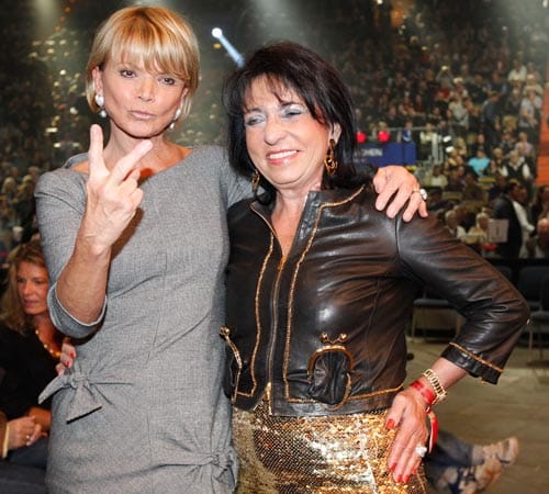 Uschi Glas (l.) und Unternehmerin Regine Sixt posieren am Ring.