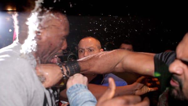 Haye verpasst Chisora eine schwere Rechte, hat dabei eine Glasflasche noch in der Hand.